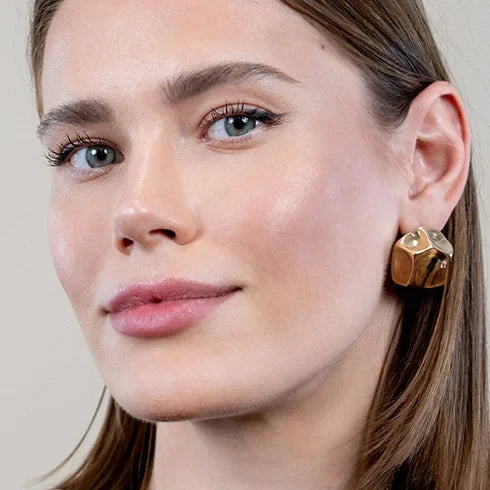 Contouring: δύο τρόποι να το πετύχεις με διαφορετικές υφές